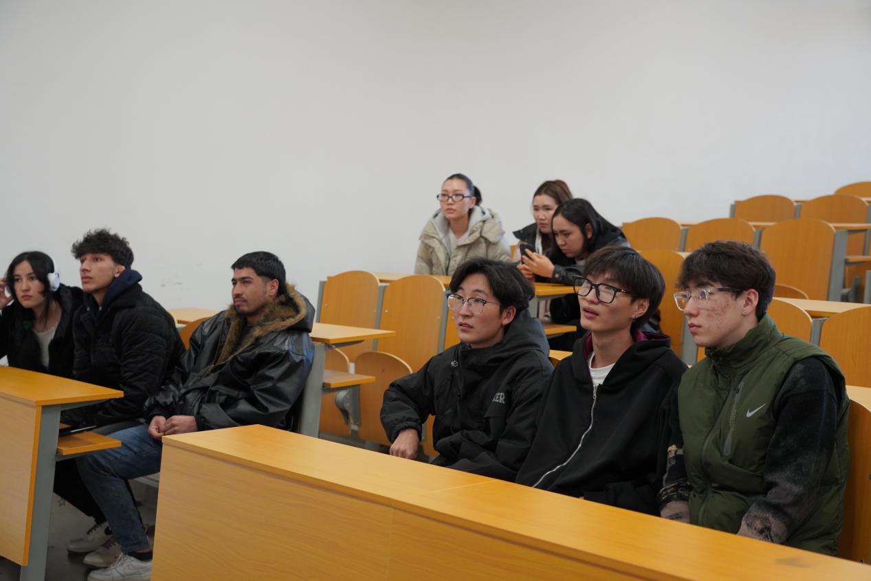 非遺藝術(shù)潤(rùn)心靈 留學(xué)生課堂體驗(yàn)竹編與皮影魅力